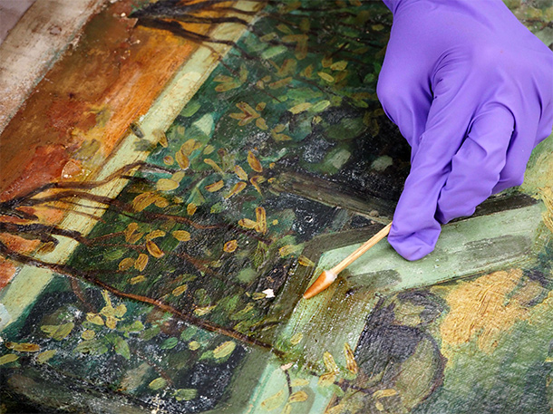 細部觀察可見底層藍色顏料,以及表層肌理縫隙堆積黃化凡尼斯