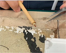 繪畫層浮脫處滲入黏著劑加固