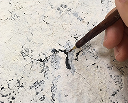 繪畫層裂痕起甲使用小筆滲入黏著劑加固