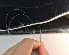 將縫有魔鬼氈的襯布與畫作縫合