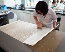 染製與畫心紙層色調相似的小托命紙，作為重新小托用的命紙層